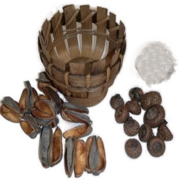 Geflochtener Vorratsbehälter mit verschiedenen Trockenfrüchten